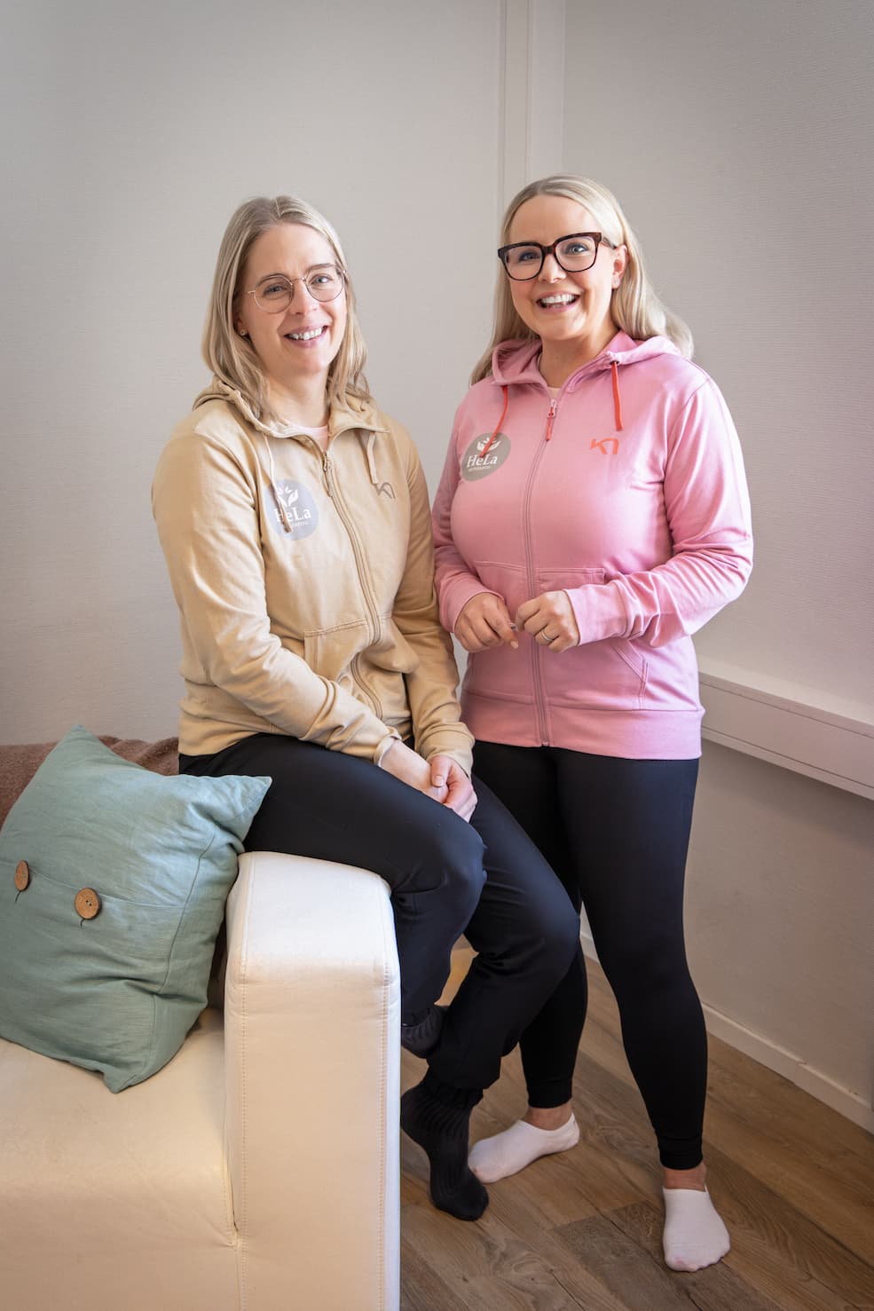 Hoitaja ja ikäihminen kotona